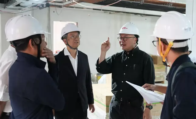 房屋局副局長戴尚誠早前視察位於油塘的過渡性房屋項目「光廈」的改建進展。何永賢FB