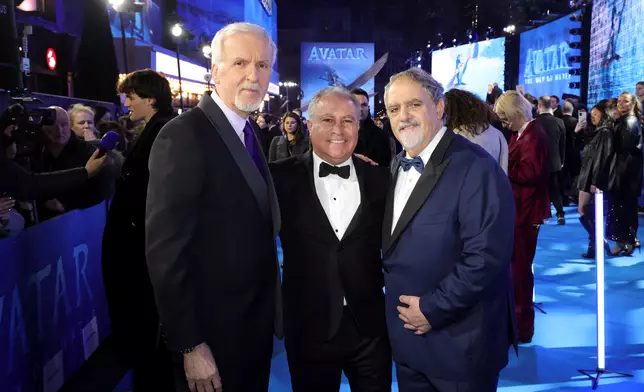 占士金馬倫為紀念老拍檔，在片尾字幕特別獻上「In Loving Memory of Jon Landau」字卡，並在劇情中將人類軍艦命名為「LANDAU」。