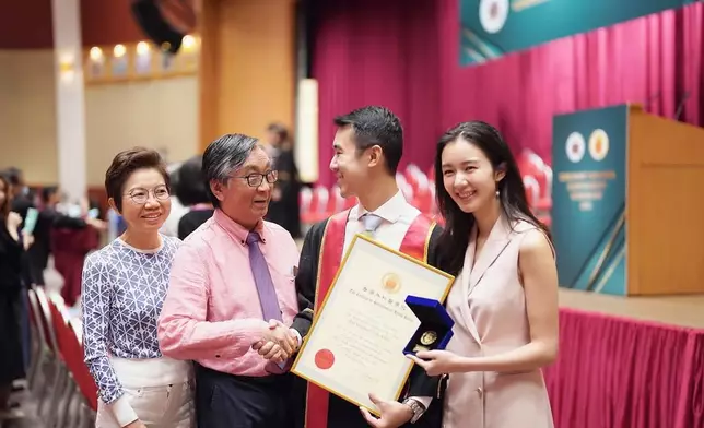 麥明山畢業於香港中文大學醫學院，近年一直深造醫學。