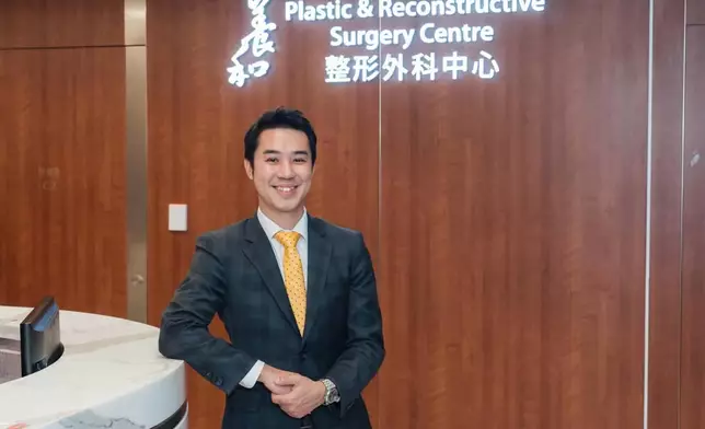 近日正式榮升整形外科醫生！