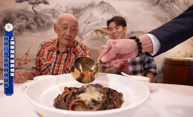 響油鱔鰗淋上熱油時有聲而得名。