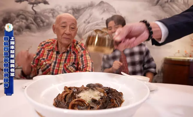 響油鱔鰗淋上熱油時有聲而得名。