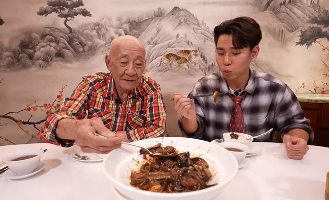 響油鱔鰗淋上熱油時有聲而得名。