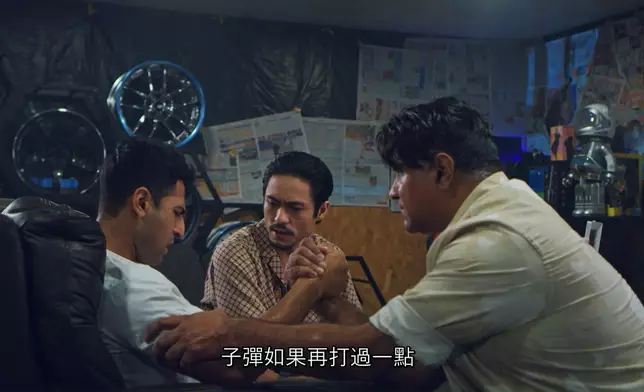 昨晚庭威（成家宏）英勇為希瓦（喬寶寶）擋槍！