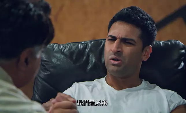 昨晚庭威（成家宏）英勇為希瓦（喬寶寶）擋槍！