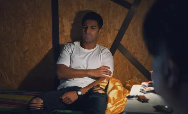 昨晚庭威（成家宏）英勇為希瓦（喬寶寶）擋槍！