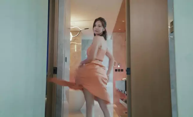 游游個酒店房Fashion Show勁正。