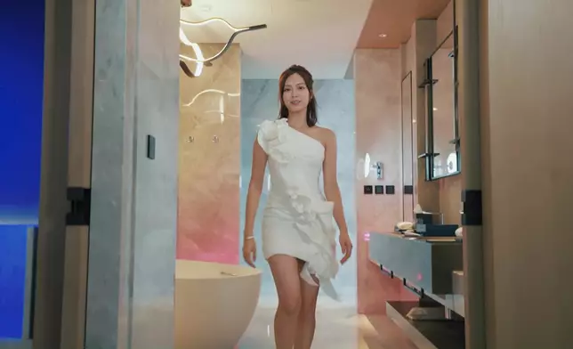 游游個酒店房Fashion Show勁正。