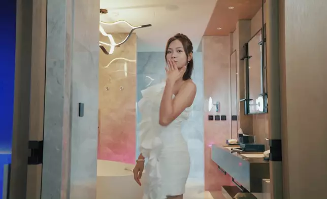 游游個酒店房Fashion Show勁正。