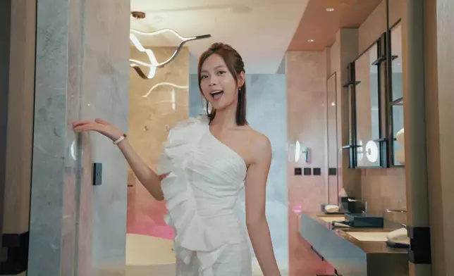 游游個酒店房Fashion Show勁正。