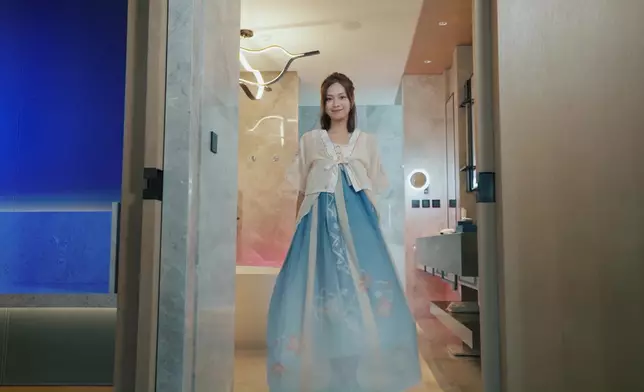 游游個酒店房Fashion Show勁正。