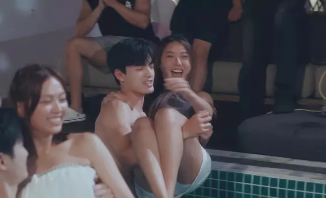 呢個Poolside Party氣氛勁熱鬧。