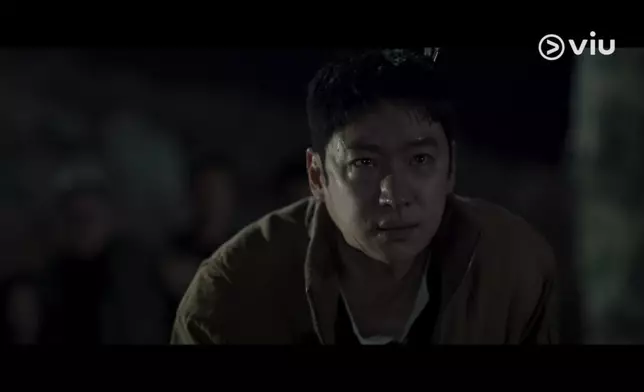 金道奇（李帝勳 飾）被吳元尚（金鐘洙 飾）槍傷。Viu提供圖片