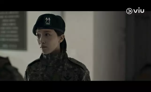 安高恩（表藝珍 飾）假扮軍人。Viu提供圖片
