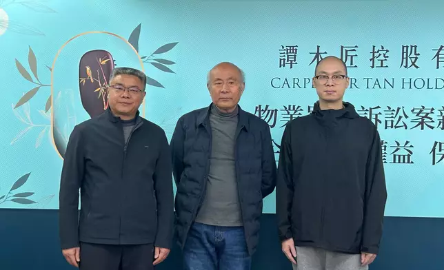 譚木匠行政總裁羅洪平(左)鉒席譚傳華(中)、副董事長譚力子(右)。