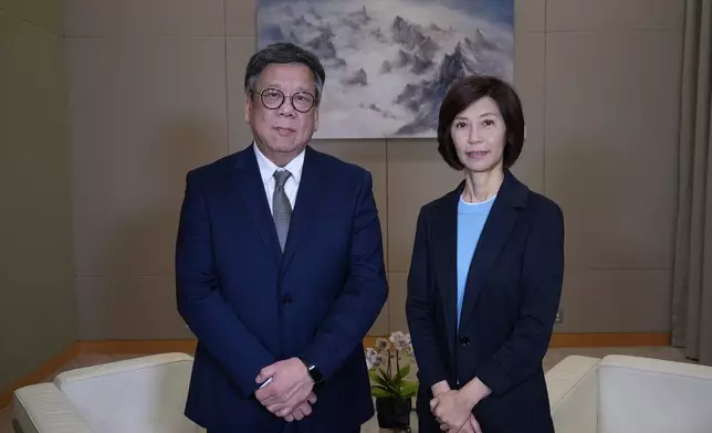 商務及經濟發展局局長丘應樺(左)與《巴士的報》總編輯李彤 (右) (巴士的報攝)