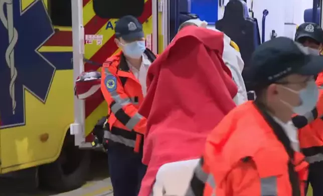 其中一名工人送院。有線新聞圖片