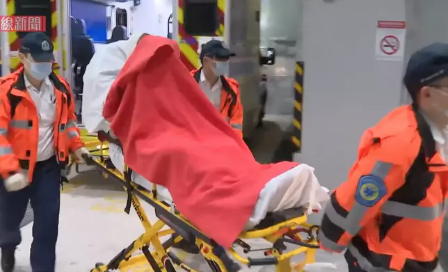 其中一名工人送院。有線新聞截圖