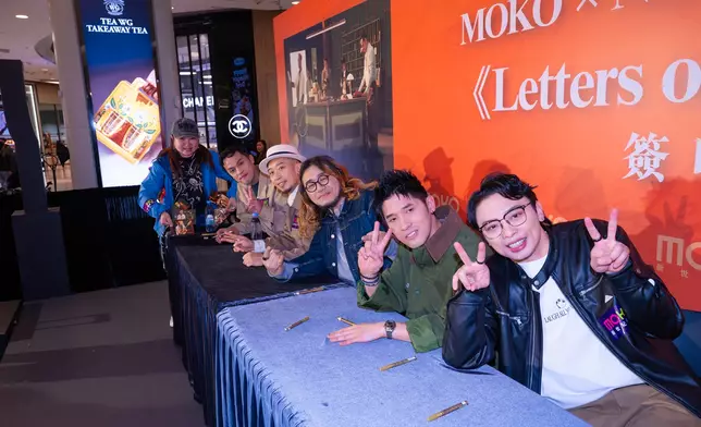 為歌迷簽名、合照。