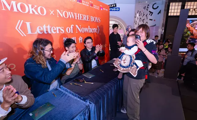 為歌迷簽名、合照。