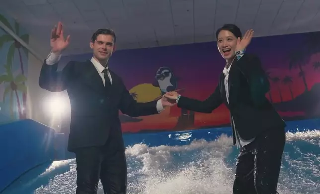 著埋西裝，係正嘅。