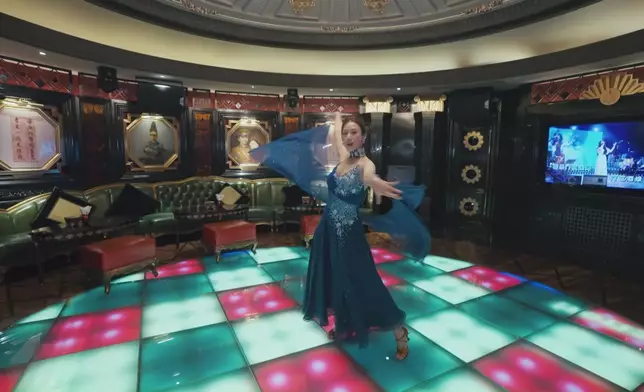 何沛珈於學跳國標舞期間大晒一字馬。