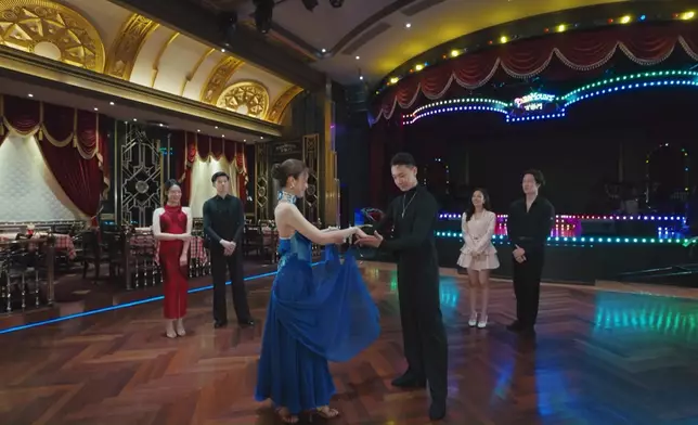 何沛珈於學跳國標舞期間大晒一字馬。