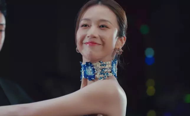 何沛珈於學跳國標舞期間大晒一字馬。