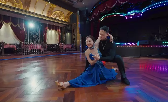 何沛珈於學跳國標舞期間大晒一字馬。