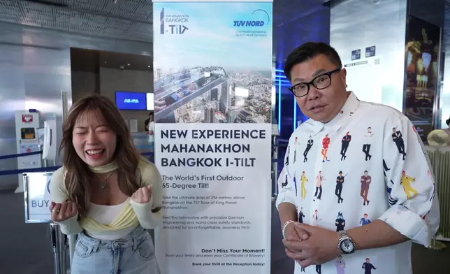 波波負責試玩「I-Tilt」，表現興奮。