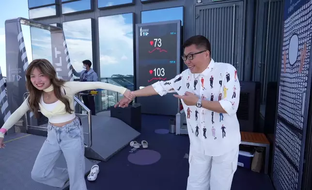 波波負責試玩「I-Tilt」，表現興奮。