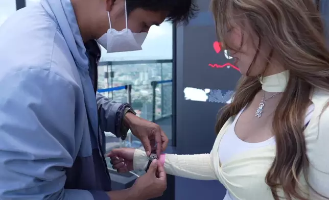 工作人員為波波戴上監察心跳的手錶。