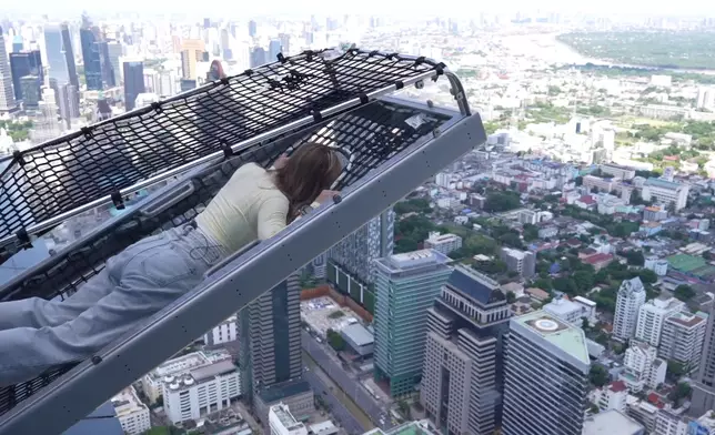 玩不到10秒波波已嚇到叫救命。