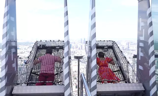 「I-Tilt」玩方是整個人懸浮半空，靠繩網支撐。