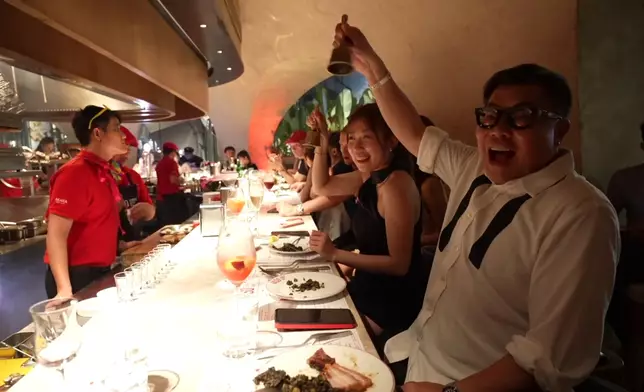 曼谷人氣夜蒲店，波波玩得非常投入。