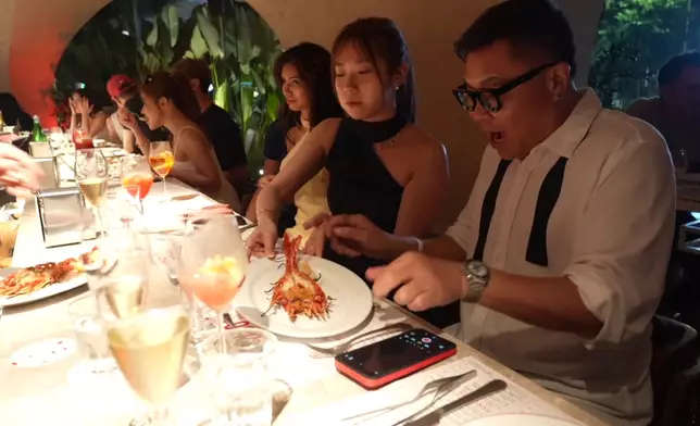 曼谷人氣夜蒲店，波波玩得非常投入。