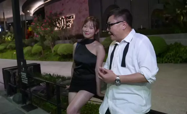 曼谷人氣夜蒲店，波波玩得非常投入。