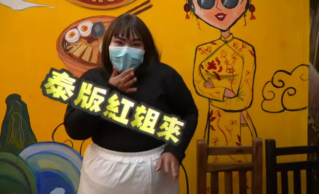 餐廳老闆悉心為員工化「紅姐妝」。