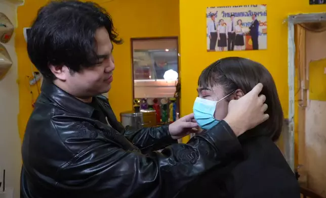 餐廳老闆悉心為員工化「紅姐妝」。