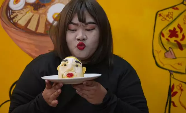 餐廳老闆悉心為員工化「紅姐妝」。