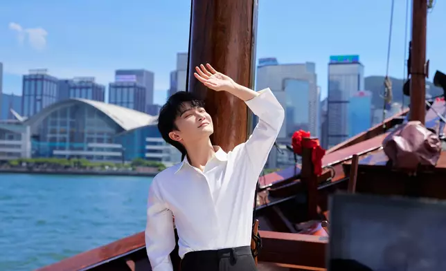 周深在標志性紅色帆船上大讚香港迷人的天際綫。