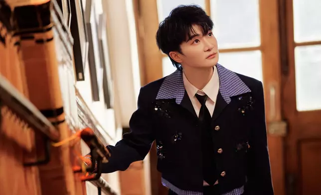 周深在港產片《金枝玉葉》其中一個取景地—藝穗會主樓梯打卡留念。