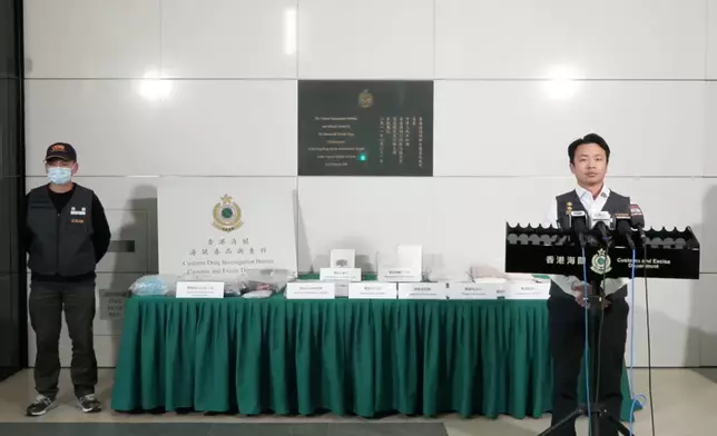 海關毒品調查科毒品調查第二組高級調查主任吳子傑向傳媒講述案件詳情。香港海關FB