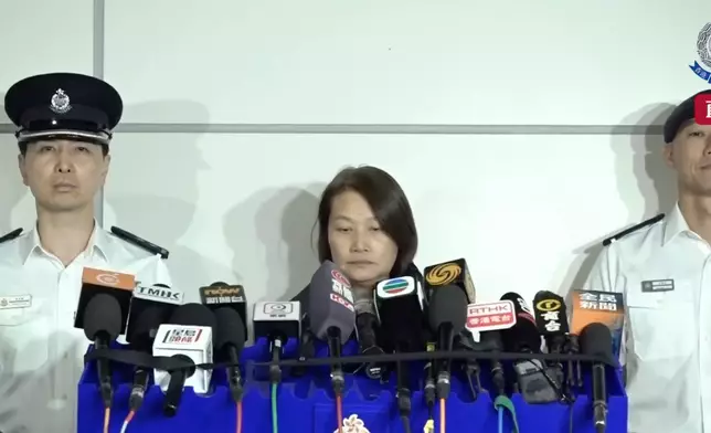 警方新界北總區刑事部高級警司鍾麗詒（中）、屯門警區副指揮官高級警司黃浩瀚（左）及新界北總區衝鋒隊警司李漢民（右）向傳媒簡報案情。香港警察FB