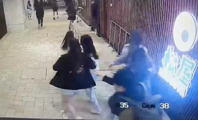 途人走避，一人跌倒。