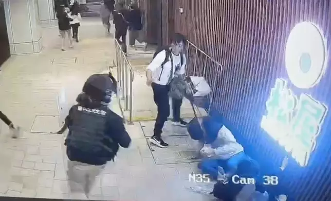 白衣人拉住一人袋子的帶。