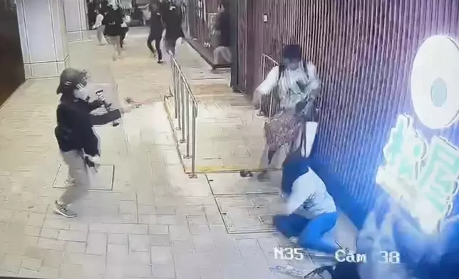 便衣警趕至持槍指向該人。