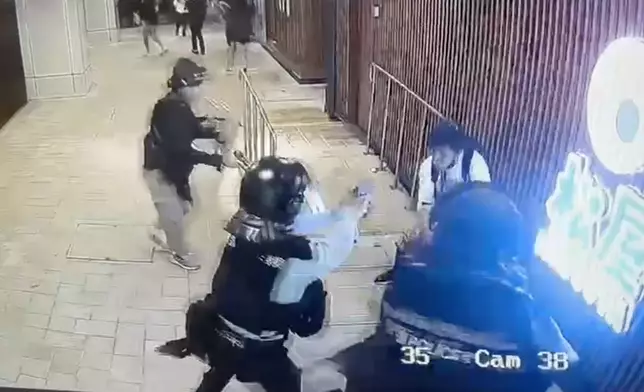 其他警務人員趕至。