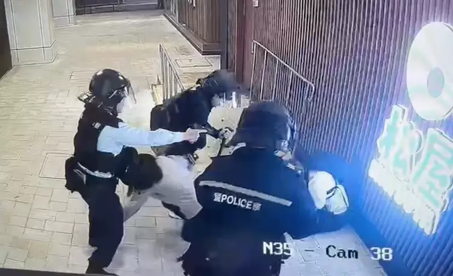 持刀者倒地，警務人員拉走早前疑人被拉住的人。