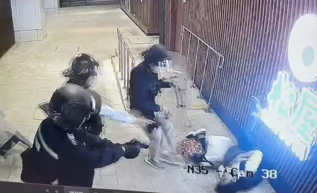 倒地後仍有動作。